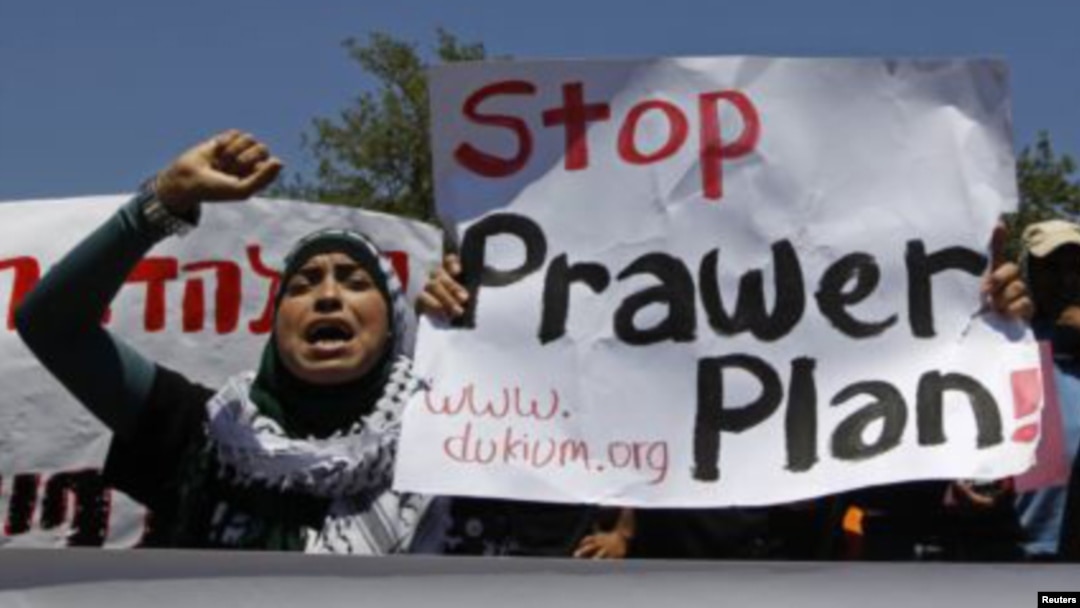 Beduinos protestan contra el proyecto de ley frente al parlamento israelí, el Knesset, en Jerusalén.