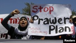 Beduinos protestan contra el proyecto de ley frente al parlamento israelí, el Knesset, en Jerusalén.