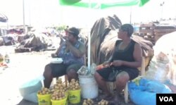 Potato vendors wait for customers at the Croix-dèz-Beausalles open air market in downtown Port au Prince. (VOA Creole/Matiado Vilme)