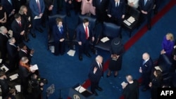 El presidente electo de Estados Unidos, Donald Trump, toma juramento ante el presidente de la Corte Suprema de Estados Unidos, John Roberts, durante las ceremonias de investidura el 20 de enero de 2025 en Washington, D.C.