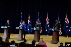 Menteri Luar Negeri Antony Blinken, Menteri Pertahanan Lloyd Austin, Menteri Luar Negeri Australia Penny Wong dan Wakil Perdana Menteri dan Menteri Pertahanan Australia Richard Marles di Departemen Luar Negeri, Selasa, 6 Desember 2022, di Washington. (Foto: AP)