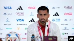 ایرانی ٹیم کے کپتان احسان حاج صفی،قطر ورلڈ کپ میں اپنے پہلے میچ سےقبل پریس کانفرنس سے خطاب کرتے ہوئے۔ 21 نومبر، 2022 فوٹو اے پی