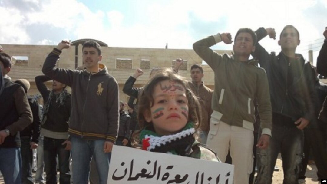 Idlib viloyatida hukumatga qarshi namoyishga chiqqan yoshlar 
