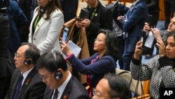 曾被中国关押的澳大利亚记者成蕾2024年6月17日在中澳领导人共同参加的一场仪式上拍照