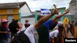 Les manifestants se heurtent à la police antiémeute lors d'une manifestation contre le gouvernement du président Daniel Ortega au Nicaragua, à Masaya, au Nicaragua, le 2 juin 2018.