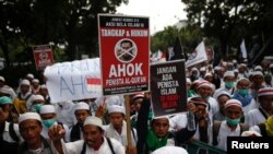 Manifestants réclamant l'arrestation du gouverneur de Jakarta, Basuki Tjahaja Purnama, surnommé Ahok, accusé d'avoir insulté l'islam, Jakarta, le 2 décembre 2016. (REUTERS/Darren Whiteside)