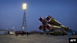 Космический корабль «Союз ТМА-20» выдвигается на стартовую позицию. Космодром Байконур. Казахстан. 13 декабря 2010 года