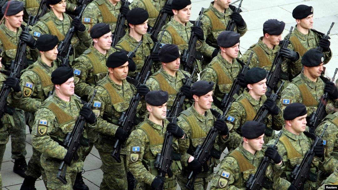 Pripadnici KBS tokom obeležavanja 10. godišnjice proglašenja nezavisnosti 18. februara 2018. (Foto: Reuters/Hazir Reka)