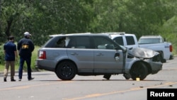 在得克萨斯州边境城市布朗斯维尔一个公交站撞人的越野车。