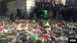 Memorial untuk para korban terorisme di Brussels. (VOA/H. Murdock)