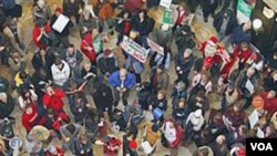 Las protestas contra las medidas propuestas por el gobernador de Wisconsin, continúan en el propio capitolio estatal.