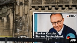 Cartaz de campanha eleitoral de Friedrich Merz, líder do partido conservador União Democrata-Cristã (CDU) em Frankfurt.