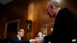 Ethan Lindenberger berjabat tangan dengan ketua Komite Kesehatan, Pendidikan, Tenaga Kerja, dan Pensiun, Sen. Lamar Alexandter, R-Tennessee, kanan, sebelum dimulainya sidang dengar pendapat di Capitol Hill, Washington, D.C., 5 Maret 2019 untuk pengkajian masalah vaksin