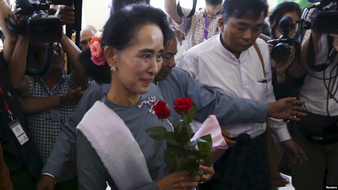 Pemimpin partai pro demorasi Filipinna, Aung San Suu Kri tiba di gedung parlemen di Naypyitaw untuk menghadiri sidang parlemen Myanmar pertama seusai pelaksanaan Pemilu ke-8 negara itu (16/11).