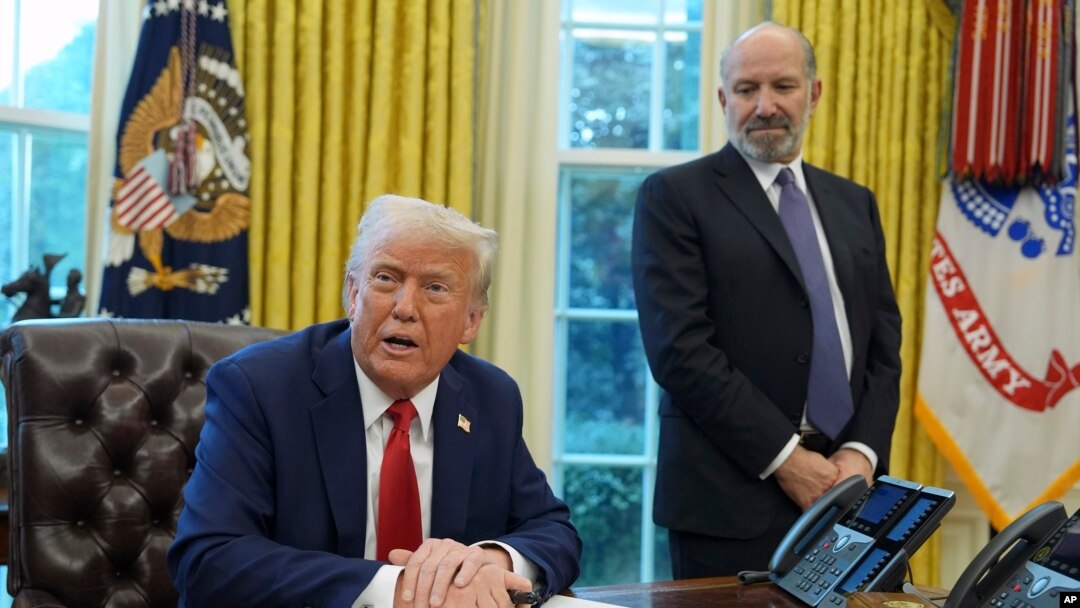 Predsjednik Donald Tramp obraća se novinarima u Bijeloj kući (Foto: AP/Evan Vucci)