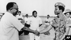 Makamu Rais wa Tanzania Aboud Jumbe akimpokea Samuel Doe kiongozi wa Liberia mjini Dar es salaam 1980