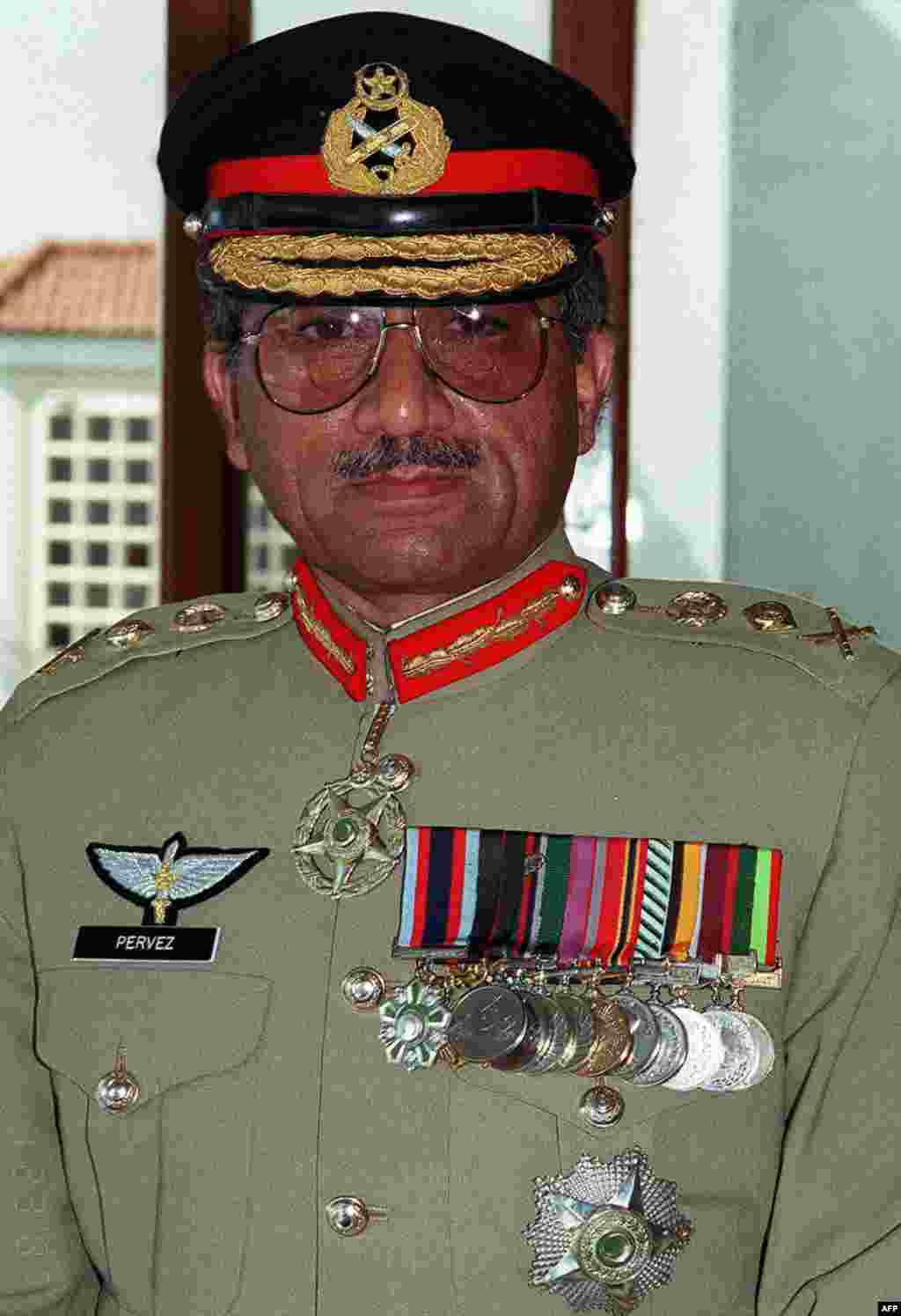 دس اکتوبر 1998 کو اتاری گئی اس تصویر میں سابق صدر پرویز مشرف چیف آف آرمی اسٹاف کی وردی میں ملبوس ہیں۔ پاکستان کی سپریم کورٹ نے 28 ستمبر 2007 کو اُنہیں صدراتی انتخابات لڑنے کی اجازت دی تھی۔ &nbsp;