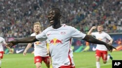 Naby Keita de Leipzig célébrant son but contre le Borussia Dortmund en Bundesliga, Allemagne le 10 Septembre 2016 (AP Photo/Jens Meyer)