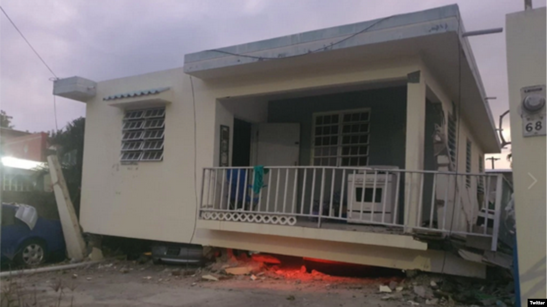 Sebuah rumah terlihat hancur akibat gempa di Guayanilla, Puerto Rico, 6 Januari 2020. 