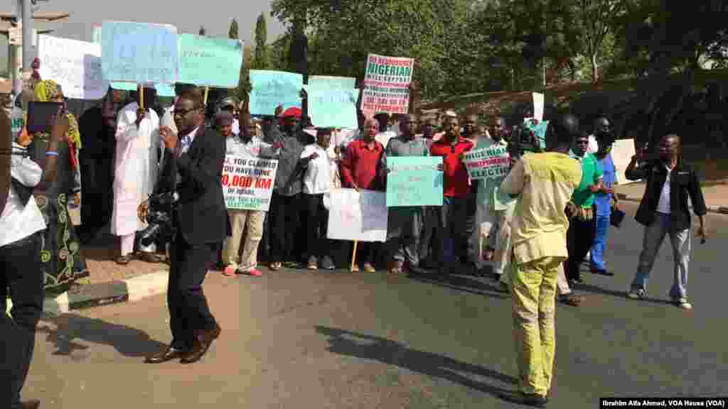 Protesters rally against a delay of the February 14 presidential elections, Abuja, Nigeria, Feb. 5, 2015.