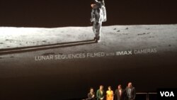 Para pemeran dalam film "First Man" saat diperkenalkan dalam pemutaran perdana di National Air and Space Museum di Washington, 4 Oktober 2018.