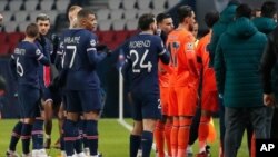 El partido de fútbol entre el Paris Saint Germain y el Istanbul Basaksehir, cuyo entrenador suplente recibió una tarjeta roja en el minuto 16, antes que todos los jugadores abandonaran la cancha.