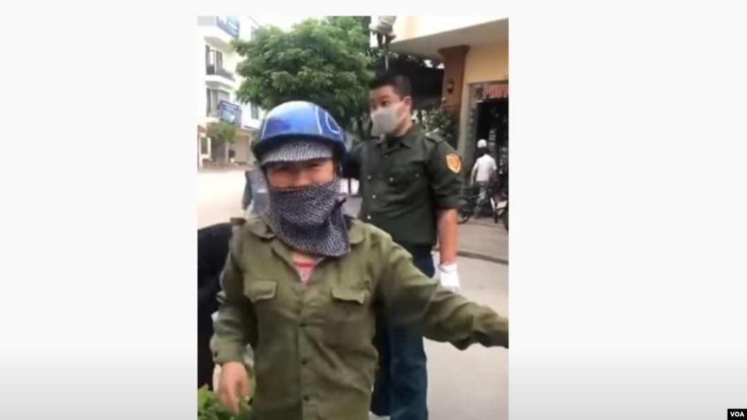 Cô gái bán rau. (Hình trích xuất từ video trên YouTube của Linh Hoàng)