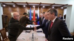 Funcionarios rusos y ucranianos participan en las conversaciones en la región de Brest, Bielorrusia, el 3 de marzo de 2022.