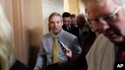 El representante Jim Jordan, republicano por Ohio, presidente del Comité Judicial de la Cámara de Representantes, llega a la reunión del grupo republicano en el Capitolio de Washington, el jueves 19 de octubre de 2023.