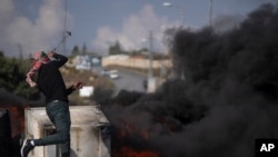 Palestinski demonstrant tokom sukoba sa izraelskom policijom u Ramali, na Zapadnoj obali (Foto: AP/Nasser Nasser)