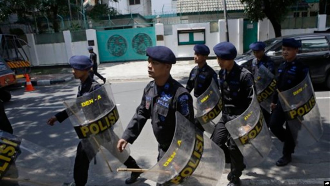 Polisi berjaga-jaga di luar Kedutaan Besar Burma, Jakarta Pusat, untuk mengantisipasi demonstrasi dari kelompok Muslim (3/5). (AP/Dita Alangkara)