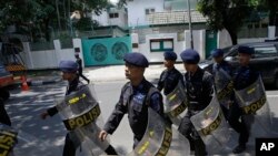 Polisi berjaga-jaga di luar Kedutaan Besar Burma, Jakarta Pusat, untuk mengantisipasi demonstrasi dari kelompok Muslim (3/5). (AP/Dita Alangkara)