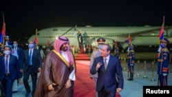 Mwanamfalme bin Salman akipokelewa na Rais wa Mistri Abdel Fattah al Sisi kwenye uwanja wa ndege wa mjini Cairo, June 20, 2022. Picha ya shirika la habari la Saudia kupitia Reuters.