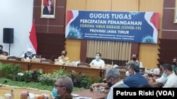 Rapat Gugus Tugas Pecepatan Penanganan COVID-19 bersama gugus tugas Jawa Timur di Surabaya, Rabu 25 Juni 2020. (Foto: VOA/ Petrus Riski)