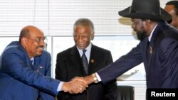 Sudan's President Omar Hassan al-Bashir (L) shakes hands with South Sudan's President Salva Kiir as African Union mediator and former South African leader Thabo Mbeki looks on during a meeting on the situation between Sudan and South Sudan, in the Ethiopi