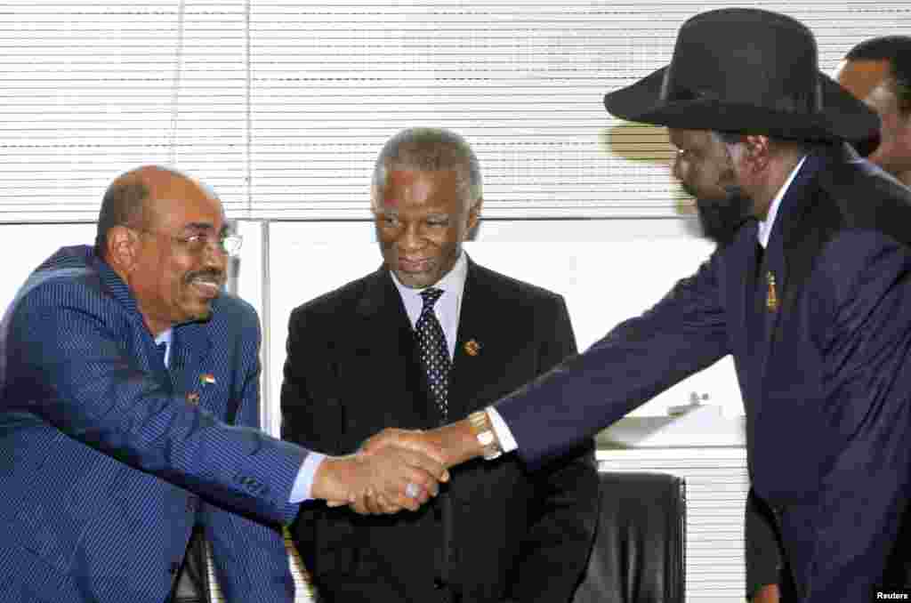 Former South African President Thabo Mbeki (C) looks as Sudanese leader Omar al-Bashir (L) shakes hands with South Sudanese President Salva Kiir at a meeting in January 2013 of the AU panel trying to broker agreement on the disputed region of Abyei. &nbsp;