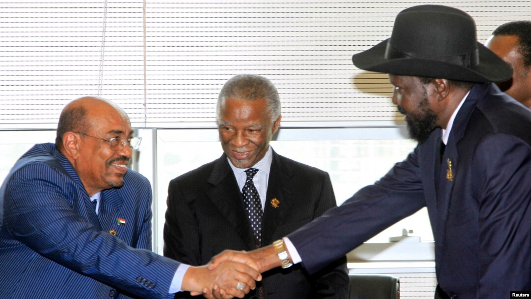 Presiden Sudan Omar Hassan al-Bashir (kiri) berjabat tangan dengan Presiden Sudan Selatan Salva Kiir disaksikan mediator Thabo Mbeki di Addis Ababa, Ethiopia (foto: dok). 