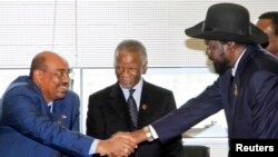 Presiden Sudan Omar Hassan al-Bashir (kiri) berjabat tangan dengan Presiden Sudan Selatan Salva Kiir disaksikan mediator Thabo Mbeki di Addis Ababa, Ethiopia (foto: dok). 