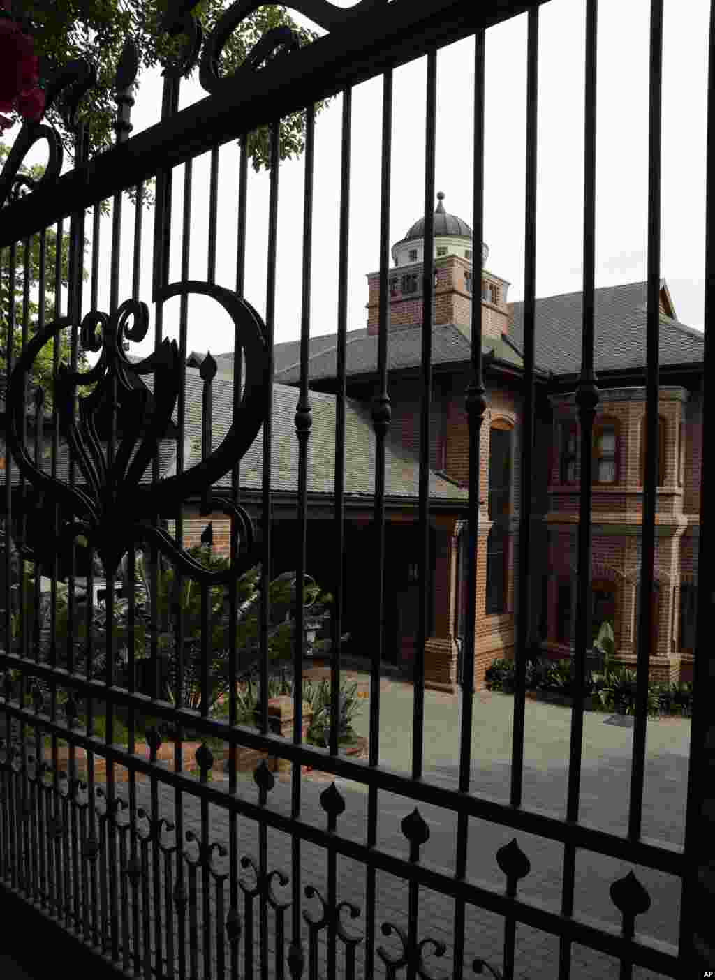 Oscar Pistorius will remain under house arrest at the home of his uncle in a wealthy suburb of Pretoria, South Africa, Oct. 20, 2015. &nbsp;