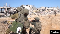Soldados israelíes operan entre las ruinas de edificios en la Franja de Gaza. Captura de video del 26 de febrero de 2024.
