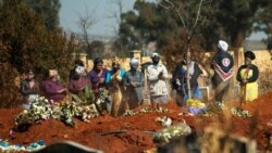 Para kerabat menghadiri pemakaman anggota keluarga mereka yang meninggal akibat Covid-19 di Johannesburg, Afrika Selatan (foto: dok).
