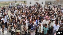 Armed Yemeni tribesmen gather in Taez as they mobilize support and declare to join fighters loyal Yemen's Saudi-backed President Abedrabbo Mansour Hadi, May 9, 2015. 