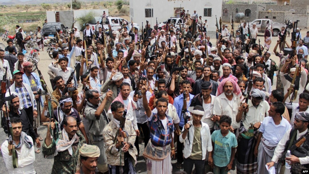 Para milisi etnis lokal dan pasukan pendukung Presiden Yaman Abedrabbo Mansour Hadi di kota Taiz, Yaman (foto: dok).