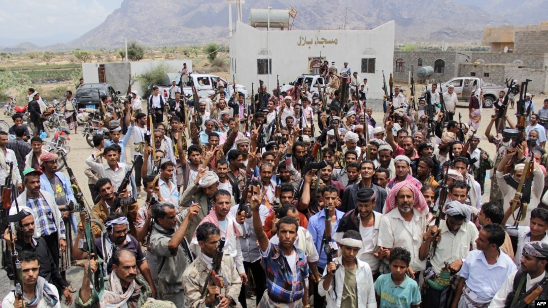 Des Yemenites armes soutenant le president Abedrabbo Mansour Hadi, le 9 mai 2015.