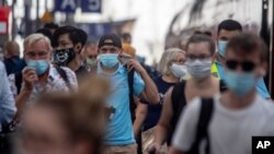 Pasajeros usando sus mascarillas, llegan a la estación de trenes en Frankfurt, Alemania, el 10 de agosto de 2020.