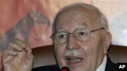 Necmettin Erbakan, a former prime minister who led Turkey's first Islamist government between 1996 and 1997, speaks during a news conference in Ankara, Turkey (File Photo - April 10, 2009)