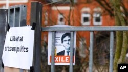 27일 카를레스 푸지데몬 스페인 카탈루냐 자치정부 전 수반이 구금된 독일 노이뮌스터 감옥 앞에 그의 얼굴이 새겨진 전단지가 걸려있다. 