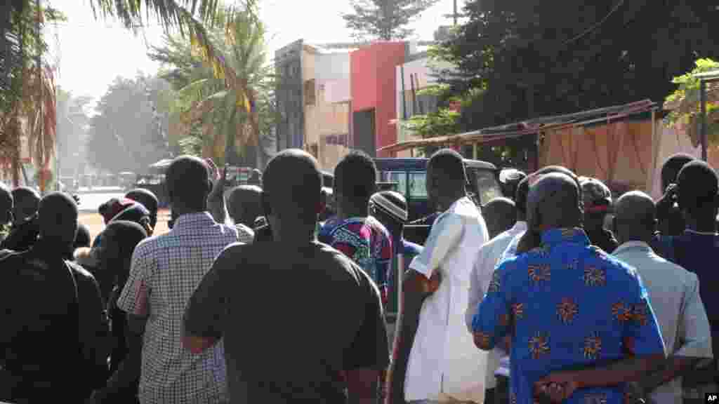 Mutane su na gudu daga hotel din Radisson Blu Hotel na Bamako, Mali, Jumma&#39;a, Nov. 20, 2015.