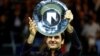 Roger Federer asal Swiss memegang piala setelah menjuarai turnamen tenis Rotterdam Terbuka, mengalahkan Grigor Dimitrov dari Bulgaria, 18 Februari 2018.