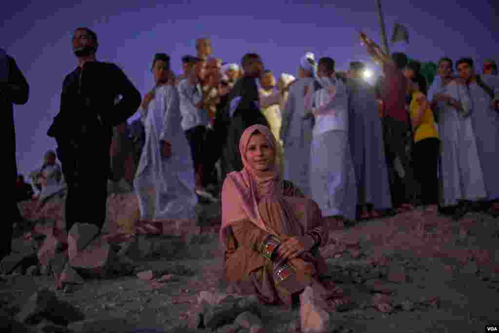 Samar Mohamed, who came from Hurghada, finished her stone installation. She says, “I made a wish of getting married and having a better job.” (H. Elrasam/VOA)